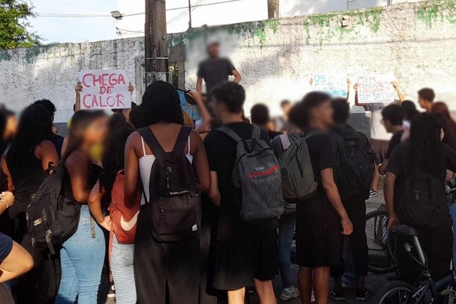 Estudantes fazem protesto e reclamam do calor nas salas de aula de escola em Santos