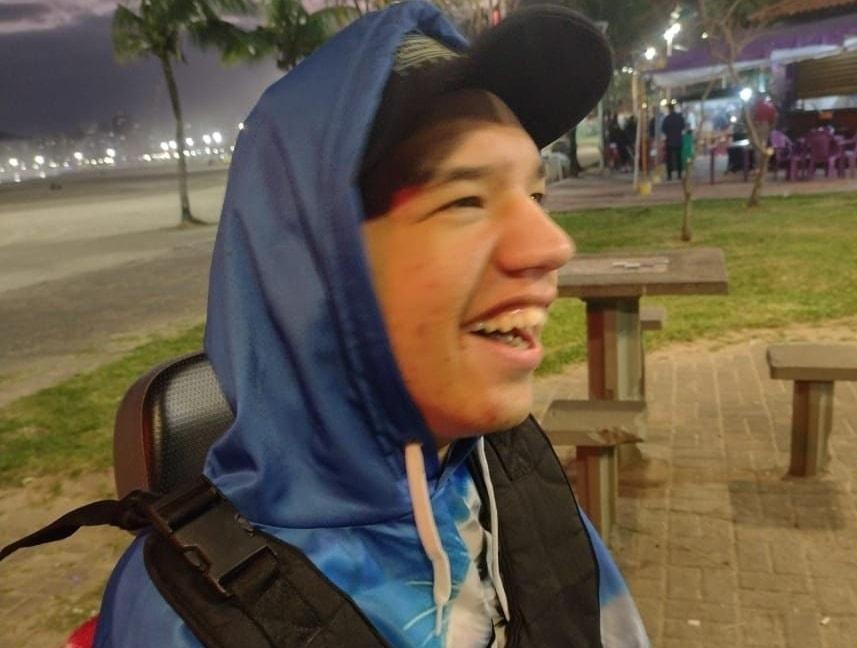 Mãe faz apelo por triciclo especial para filho com condições graves de saúde.