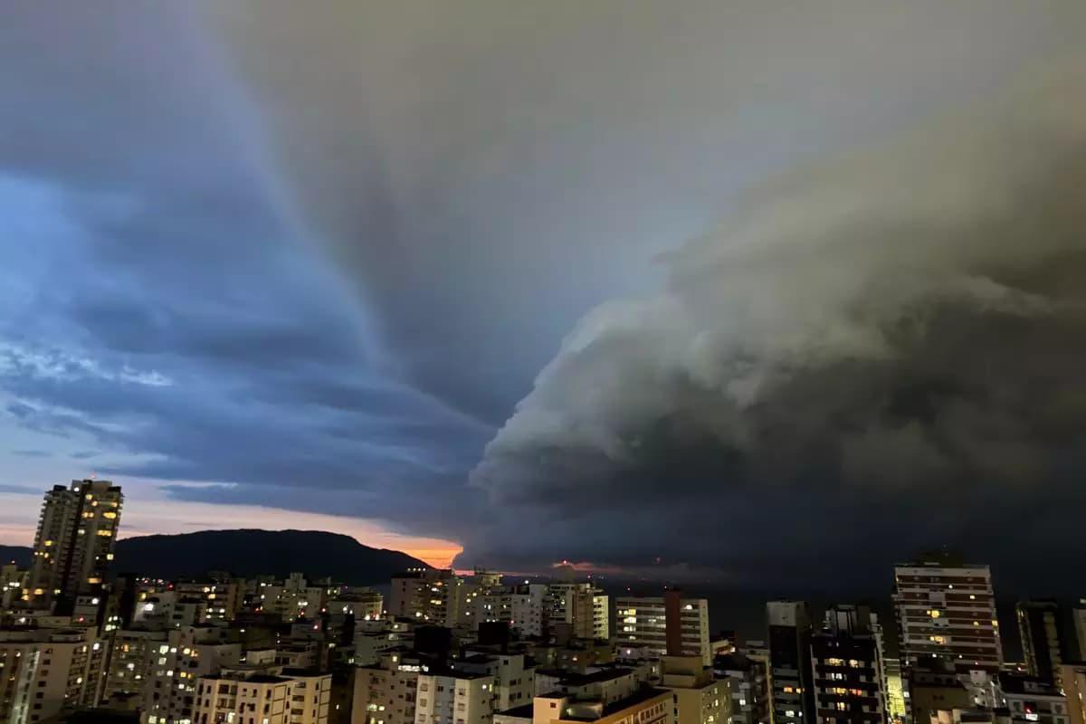 Frente fria chega ao litoral de São Paulo com tempestade e ventos fortes nos próximos dias