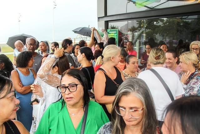 Greve dos professores de São Vicente chega ao segundo dia com impasse e protesto na orla