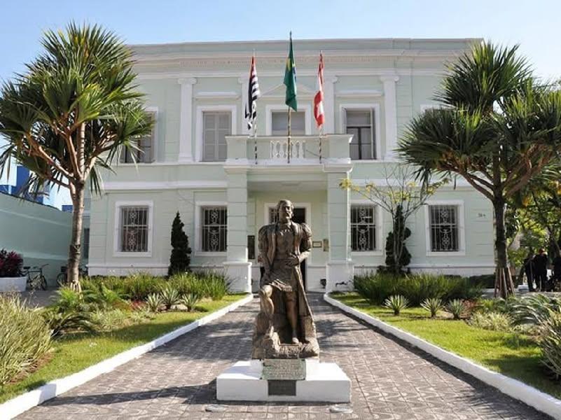 Justiça rejeita paralisação total dos professores de São Vicente durante greve.