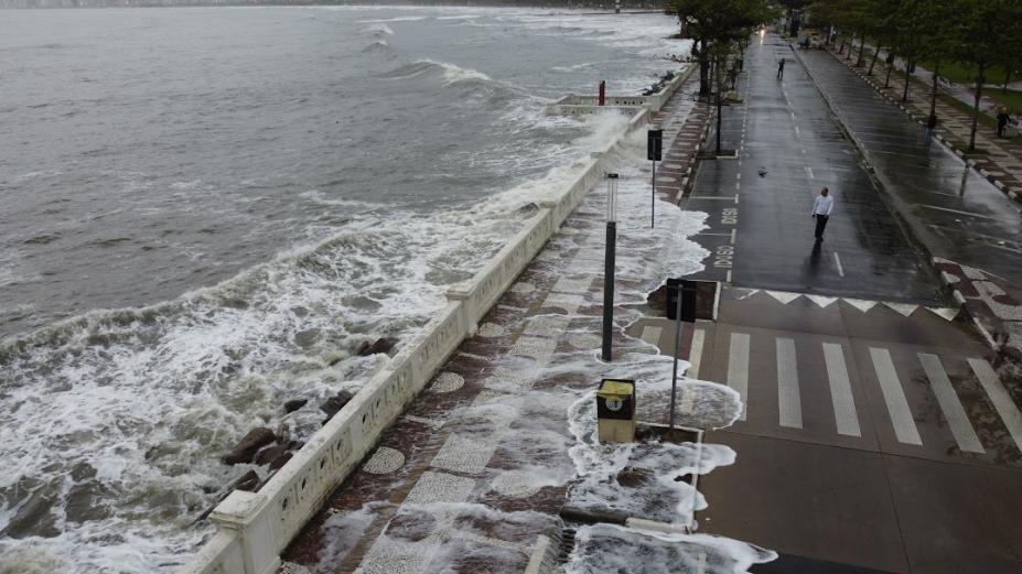 Maré alta pode causar ressaca e ondas acima de 2 metros em Santos, alerta NPH-Unisanta