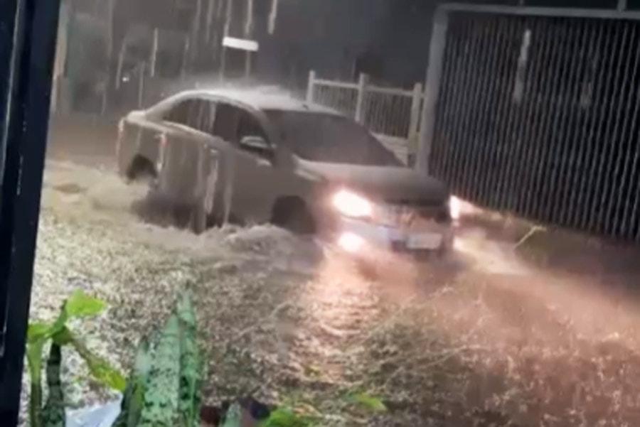 Nas últimas 24 horas, chuva em Guarujá supera média histórica de abril