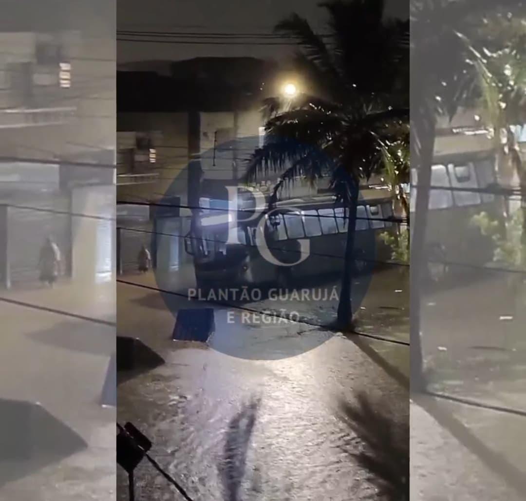 Ônibus cai em bueiro em Guarujá