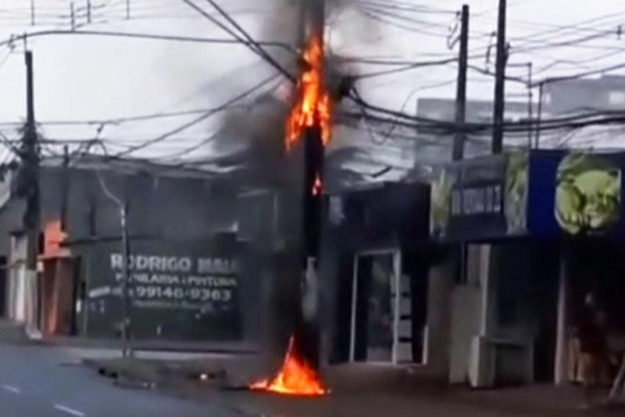 Poste com cabos de energia elétrica e telefonia pega fogo em Praia Grande