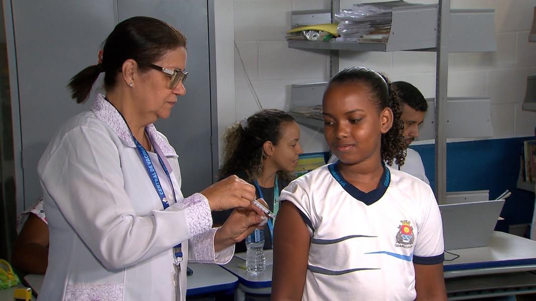 Prefeitura vacina 143 estudantes contra a dengue na E.M Lúcia Flora