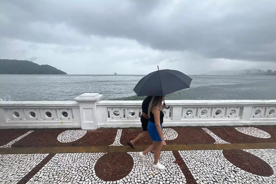 Temporal se aproxima do litoral de São Paulo com 100mm de chuva, raios, ventos de 100 km/h e previsão de granizo