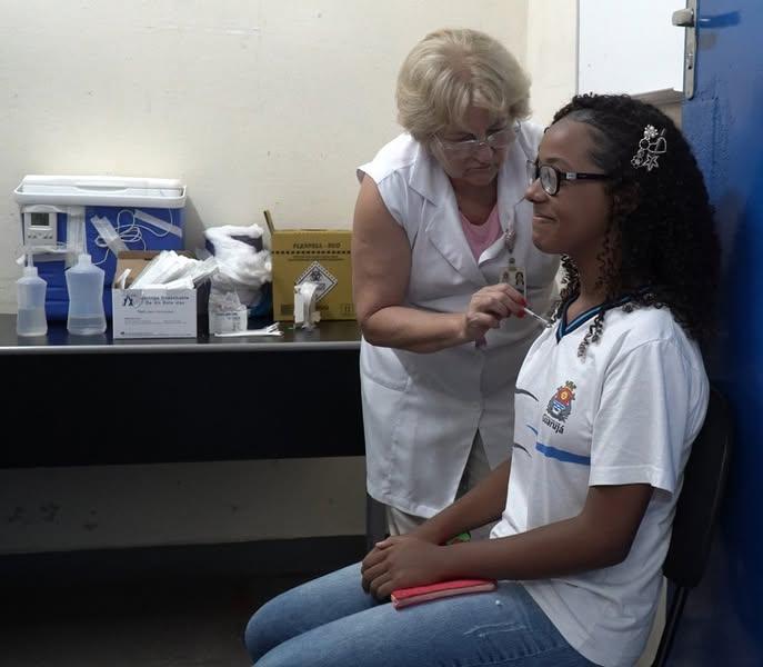 Cerca de mil alunos de Guarujá serão vacinados em quatro escolas a partir de segunda-feira (19)