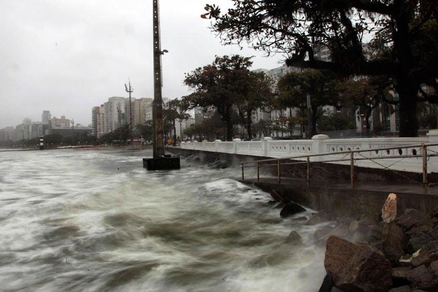 Com chegada de frente fria, região deve ter mar agitado e ressacas nos próximos dias