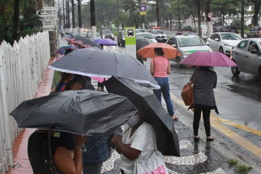 Frente fria avança por São Paulo e provoca chuva moderada no litoral nesta sexta