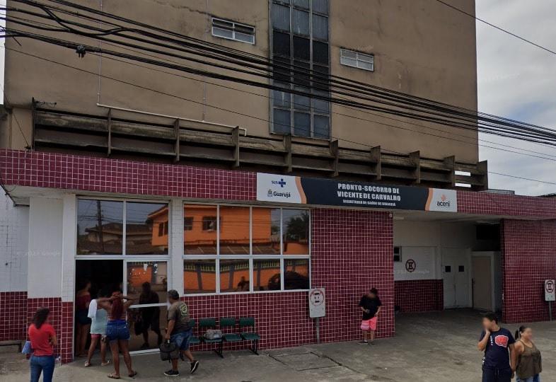 Homem desmaia em via pública, é socorrido e foge de pronto-socorro em Guarujá