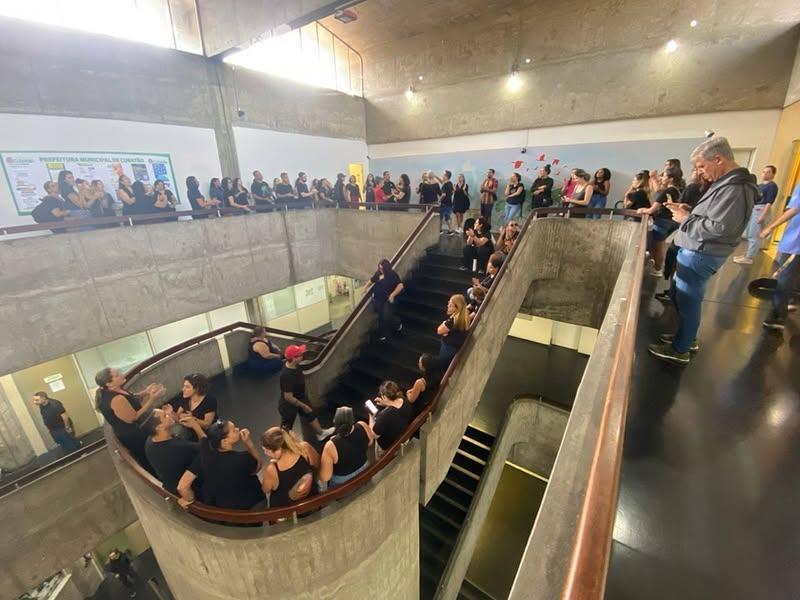 Professores de Cubatão acampam no paço municipal durante greve