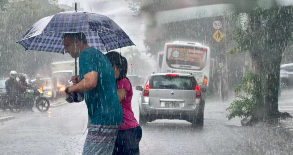 Temporal se aproxima do litoral de São Paulo com 100mm de chuva, ventos de 60 km/h e ressaca com ondas de 3 metros