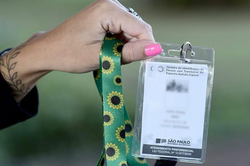 Baixada Santista alcança mais de 7,2 mil carteiras para identificação da pessoa autista