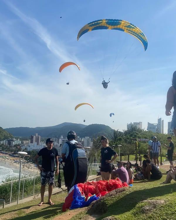Campanha de doação de sangue em Guarujá oferece desconto em voo de parapente