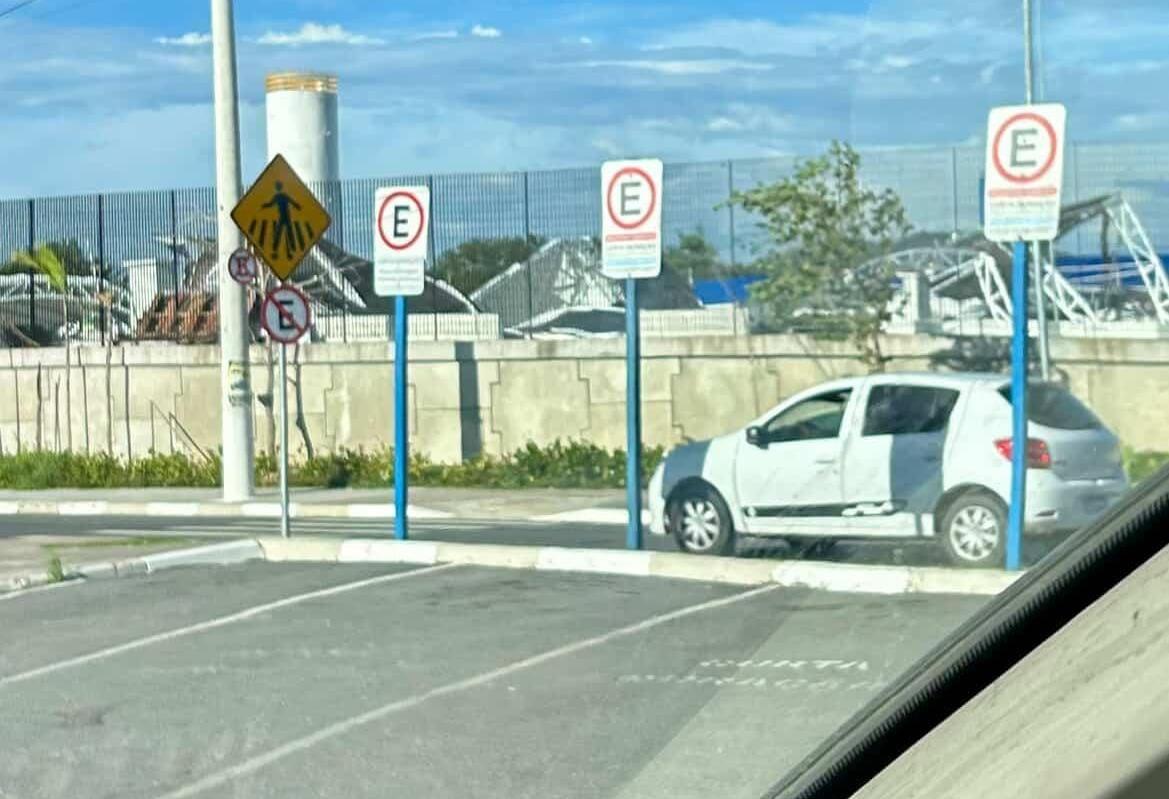Forte vendaval que atingiu a Baixada Santista na manhã de hoje, assustou moradores