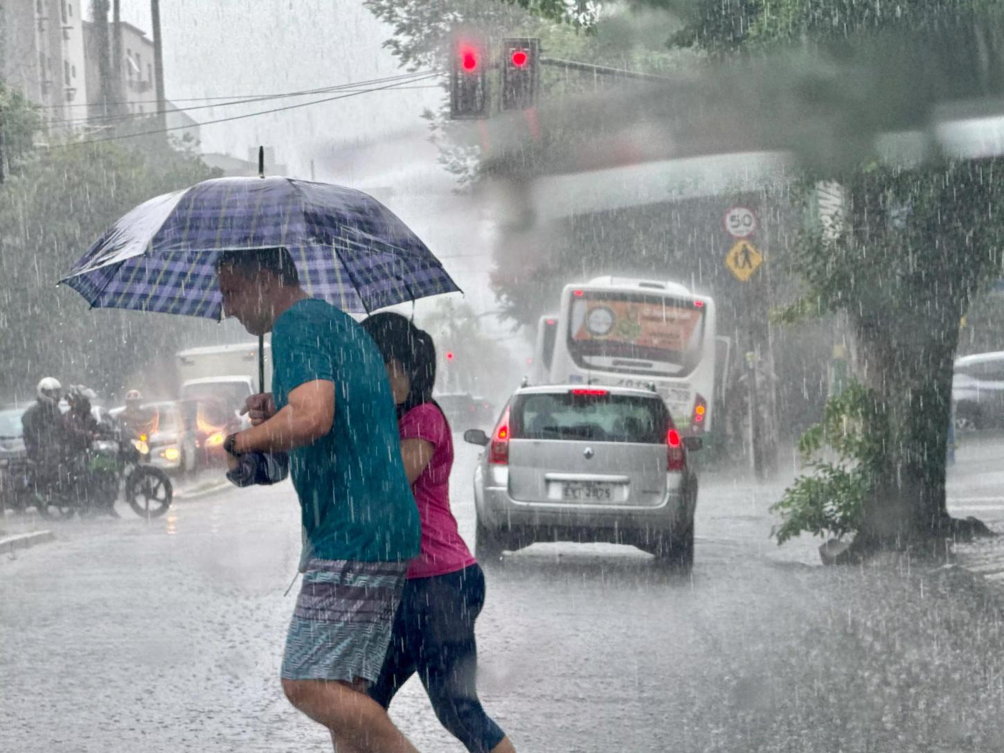 Temporal se aproxima do litoral de São Paulo com 50mm de chuva, raios e ventos intensos de até 60 km/h