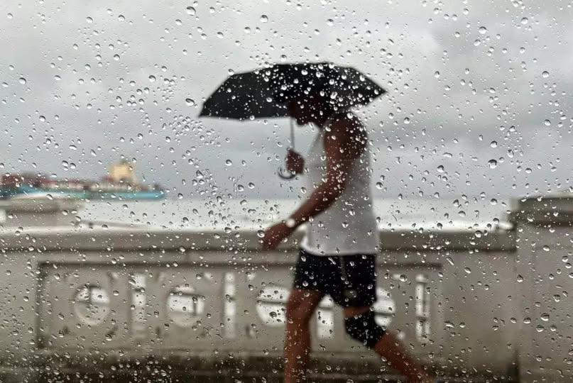 Temporal se aproxima do litoral de São Paulo com raios, granizo e rajadas de vento