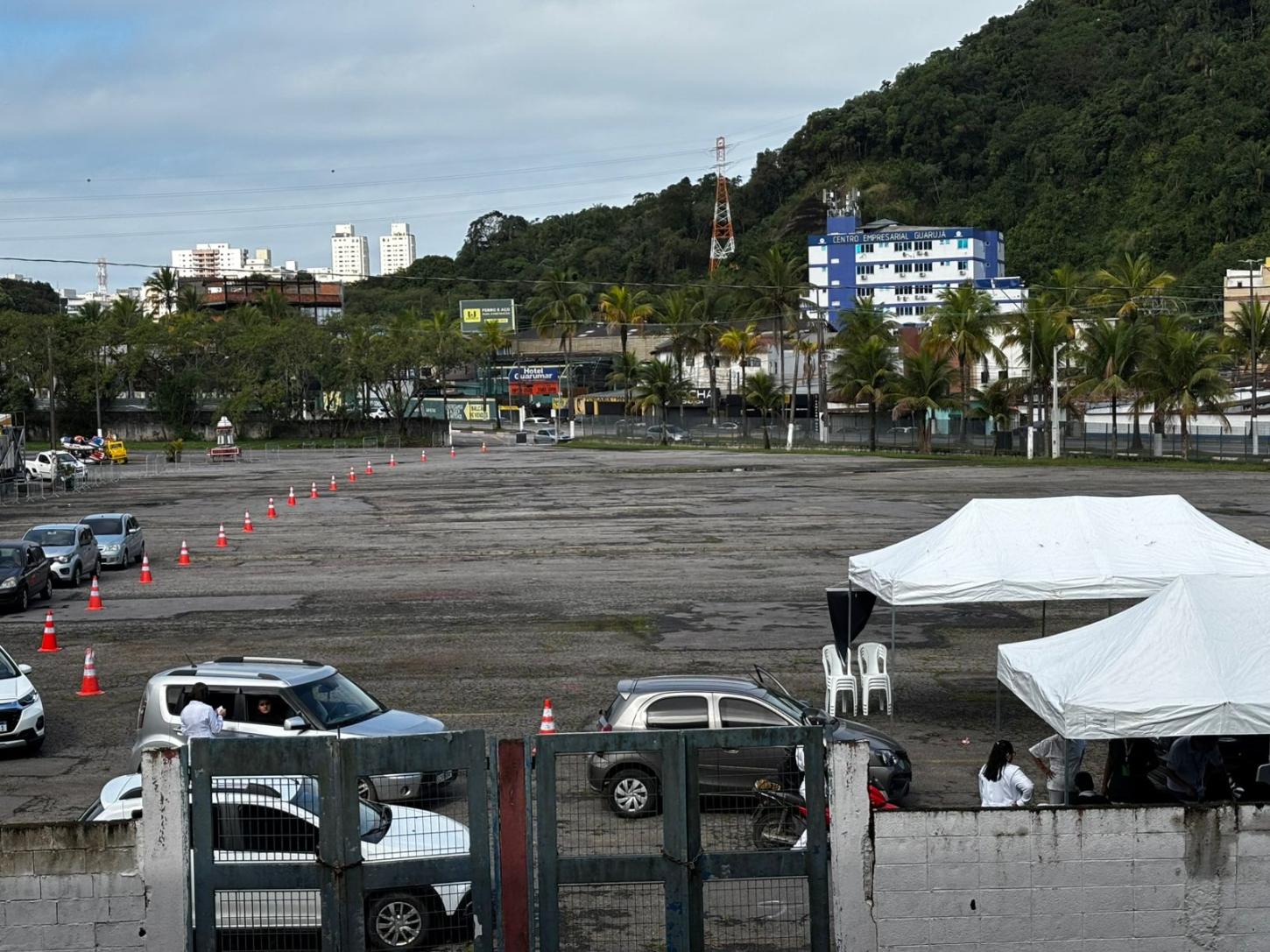 Drive-thru de vacinação em Guarujá aplica 410 doses em único dia