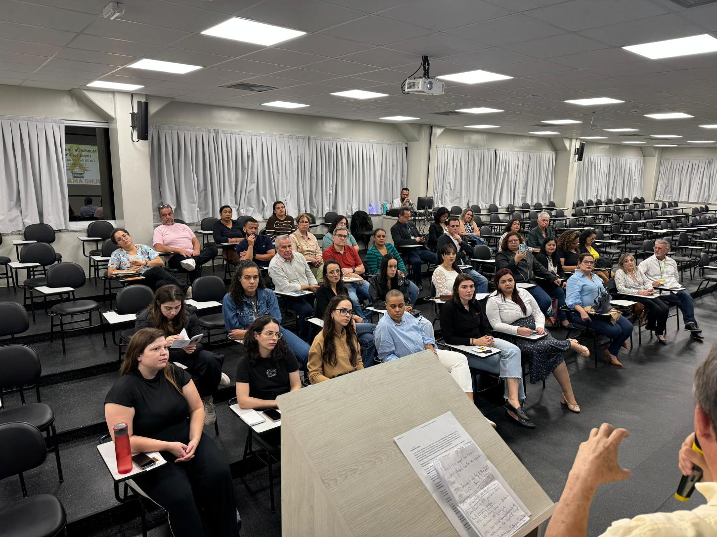 Guarujá reúne especialistas e sociedade civil em debate sobre Hepatites Virais