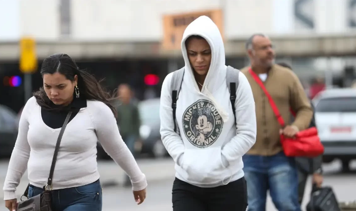 Massa de ar polar traz queda acentuada de temperatura à Baixada, alerta Defesa Civil