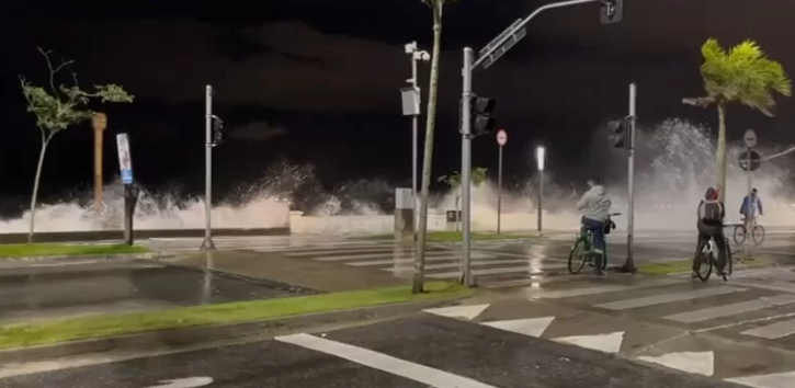 Segunda noite de ventania paralisa balsas e fecha canal do Porto de Santos