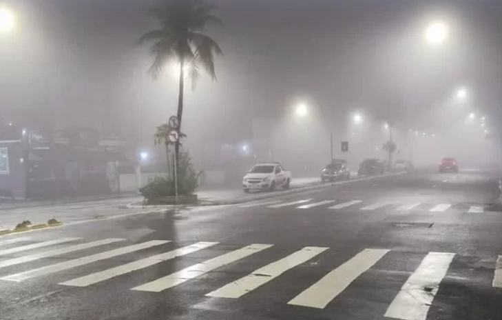 Baixada Santista amanhece com neblina e navegação no Porto de Santos é paralisada