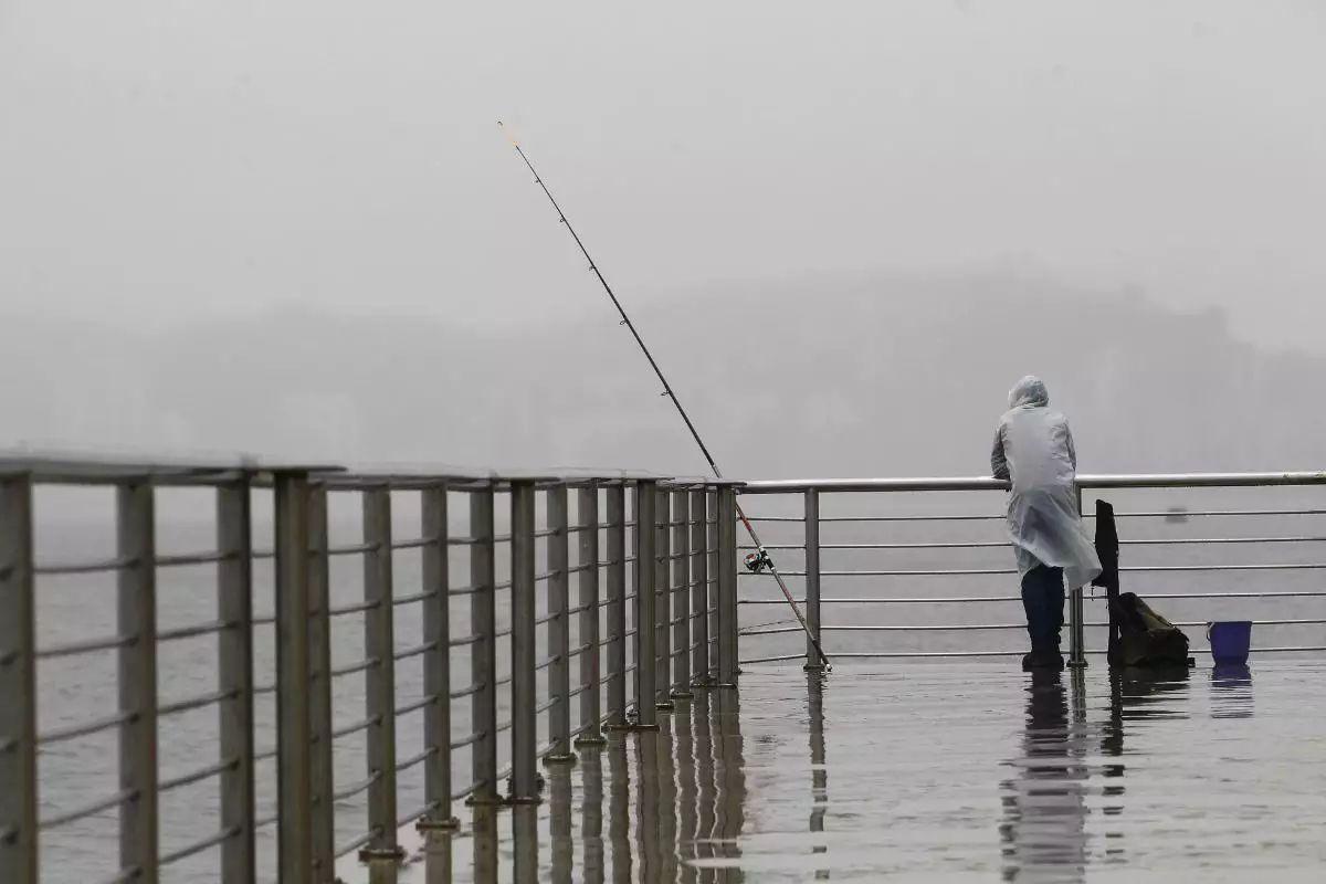 Chuva forte e ventos intensos de até 60 km/h deixam o litoral de São Paulo em alerta