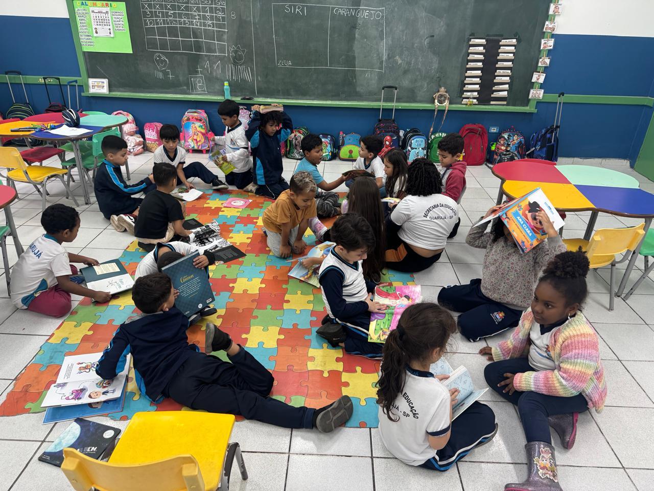 “Dia da Troca do Livro” incentiva o hábito da leitura entre alunos de Guarujá