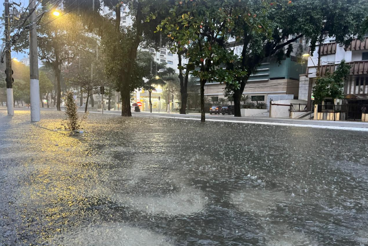 Santos tem triplo da chuva esperada para o mês, e maré elevada coloca Baixada em atenção