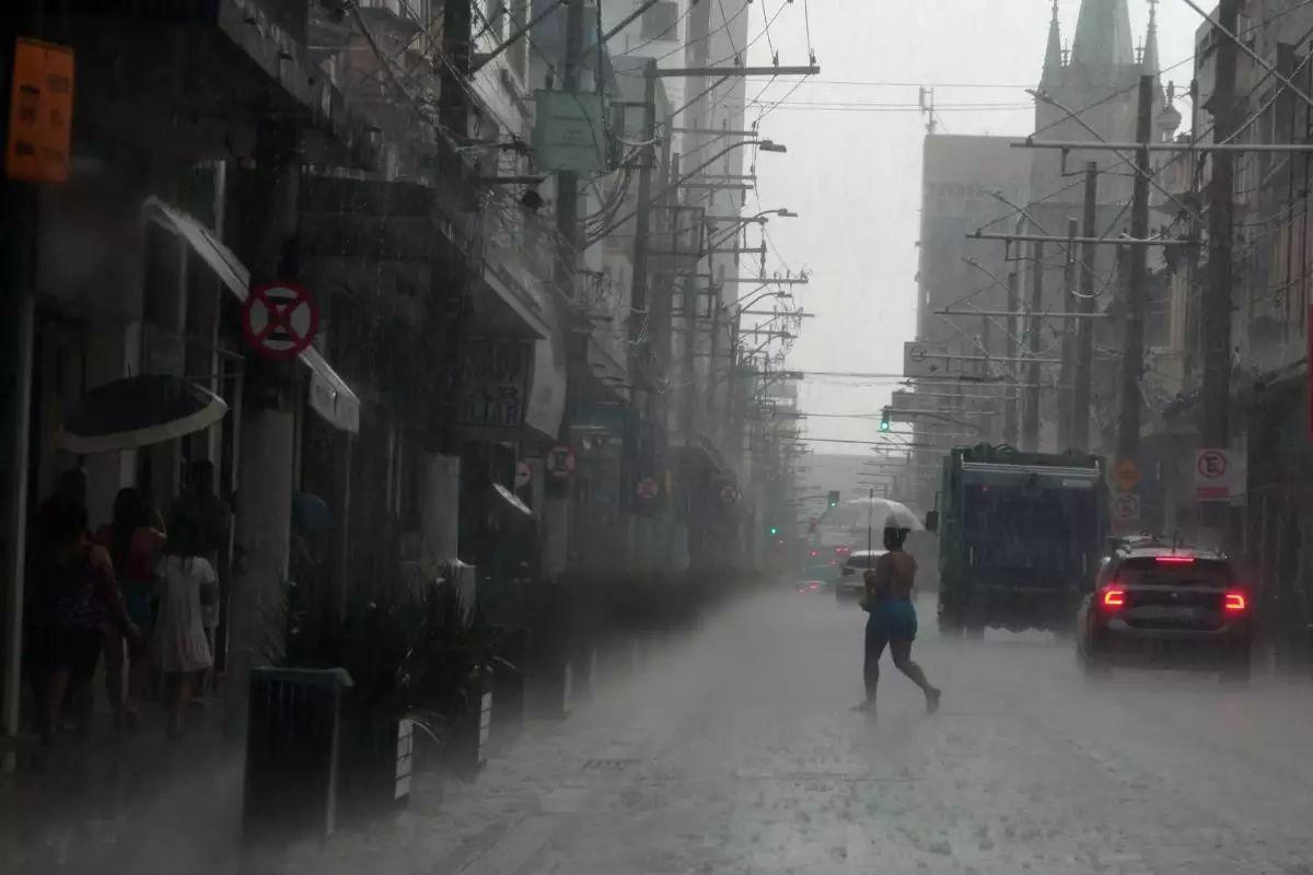 Tempestade se aproxima do litoral de São Paulo com raios, rajadas de vento e queda de granizo