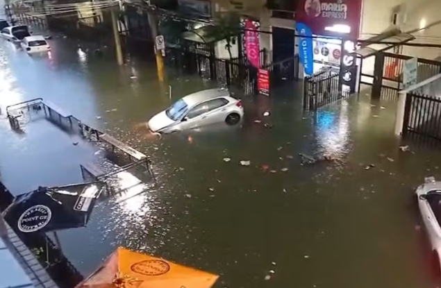 Temporal deixa Santos debaixo d'água e provoca transtornos na Baixada Santista