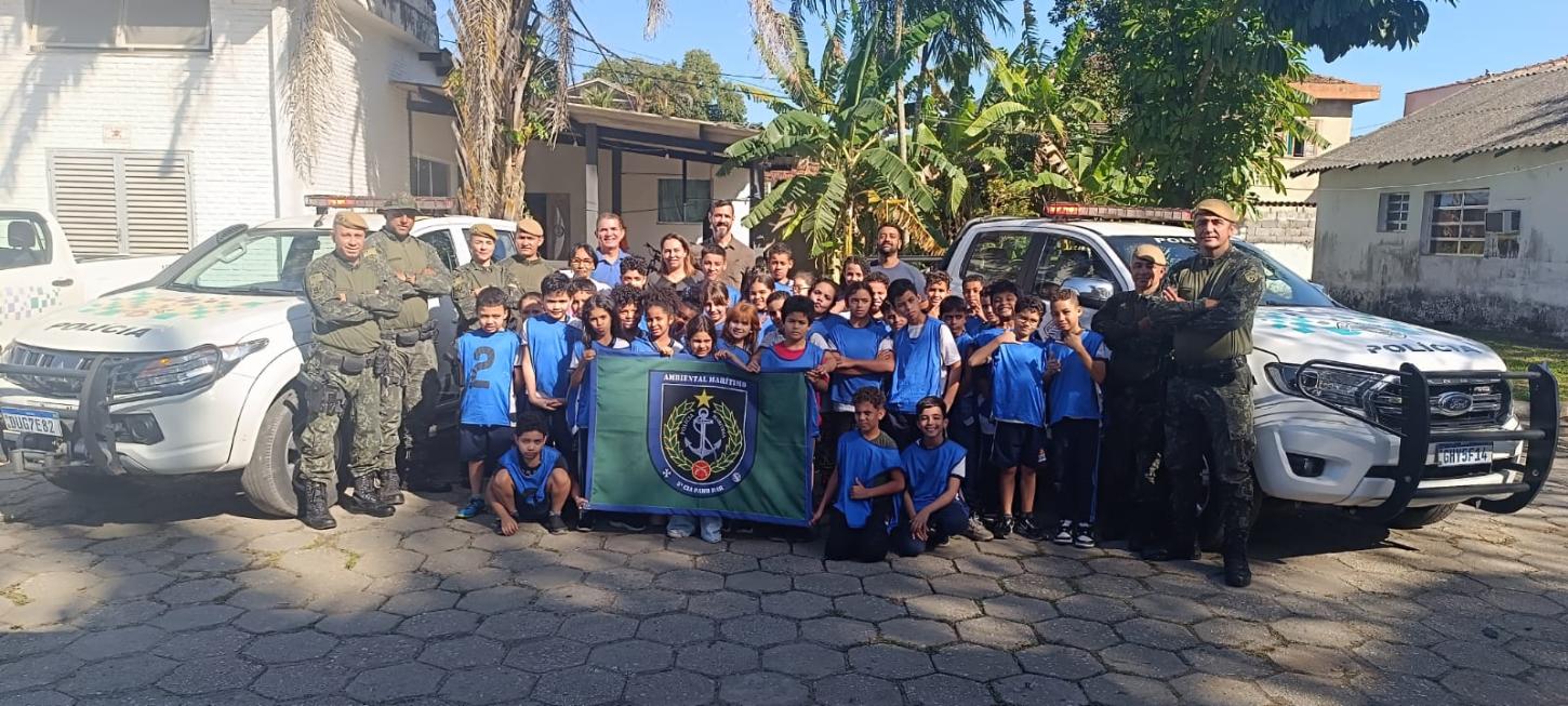 Alunos da rede municipal visitam unidade da Polícia Ambiental em Guarujá