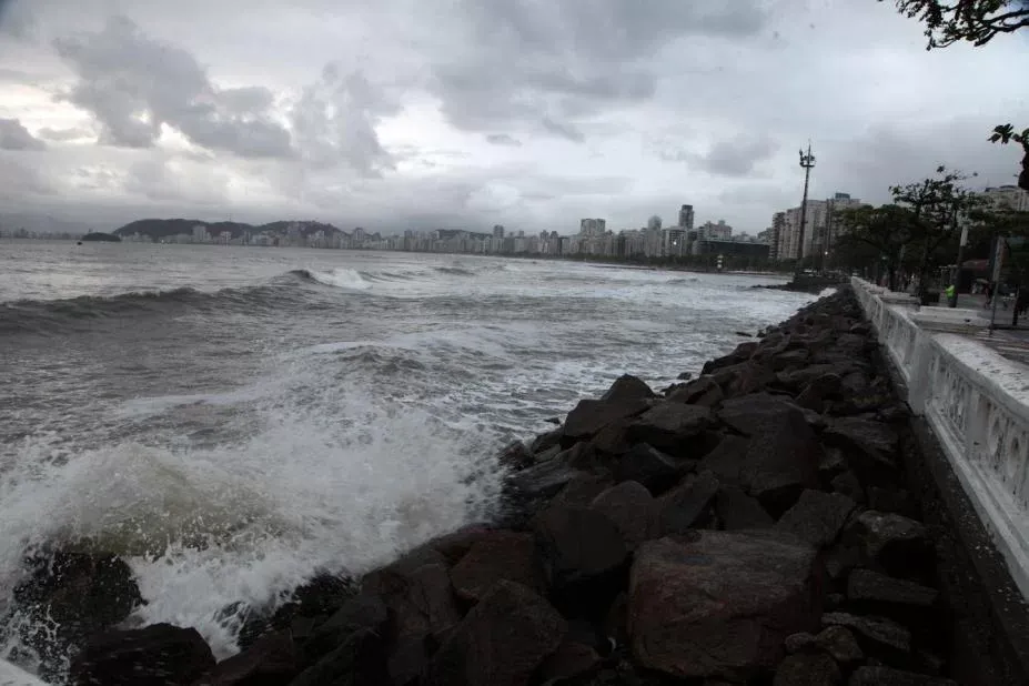 Frente fria deve trazer chuva, ventos fortes e mar agitado para a Baixada no fim de semana
