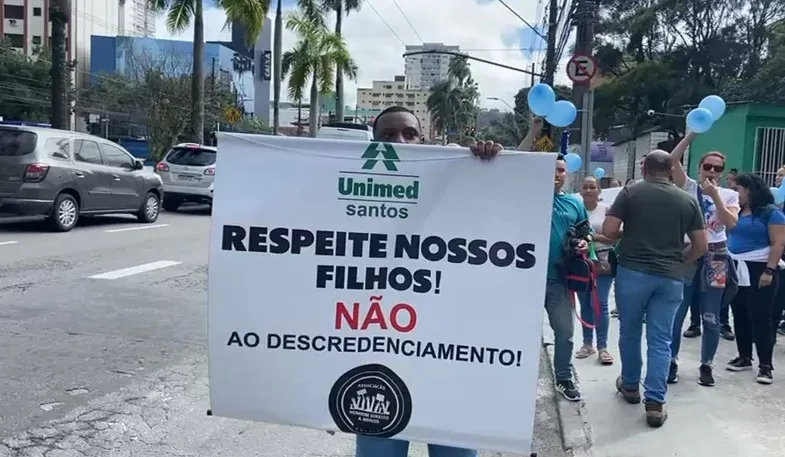 Pais e mães protestam contra descredenciamento de clínica especializada em autismo pela Unimed