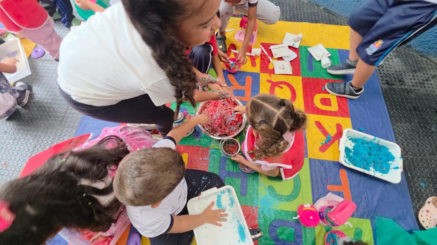 Crianças da Creche Amélia Marangoni visitam a E.M. Catarina de Oliveira Salgado