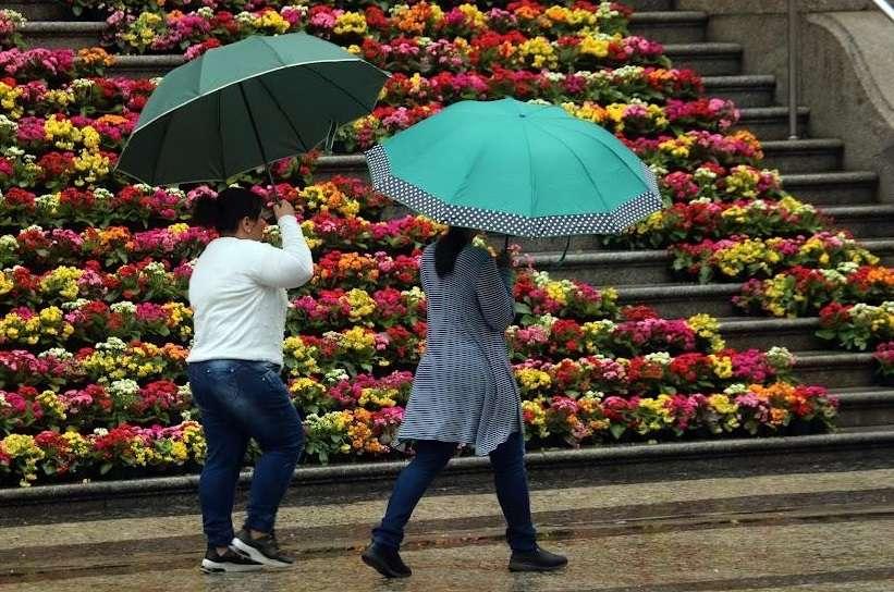 Frente fria mantém chuva e temperaturas baixas na Baixada Santista até esta terça