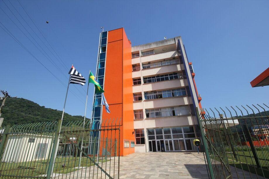 Prefeitura de Guarujá antecipa salários em comemoração ao Dia do Servidor