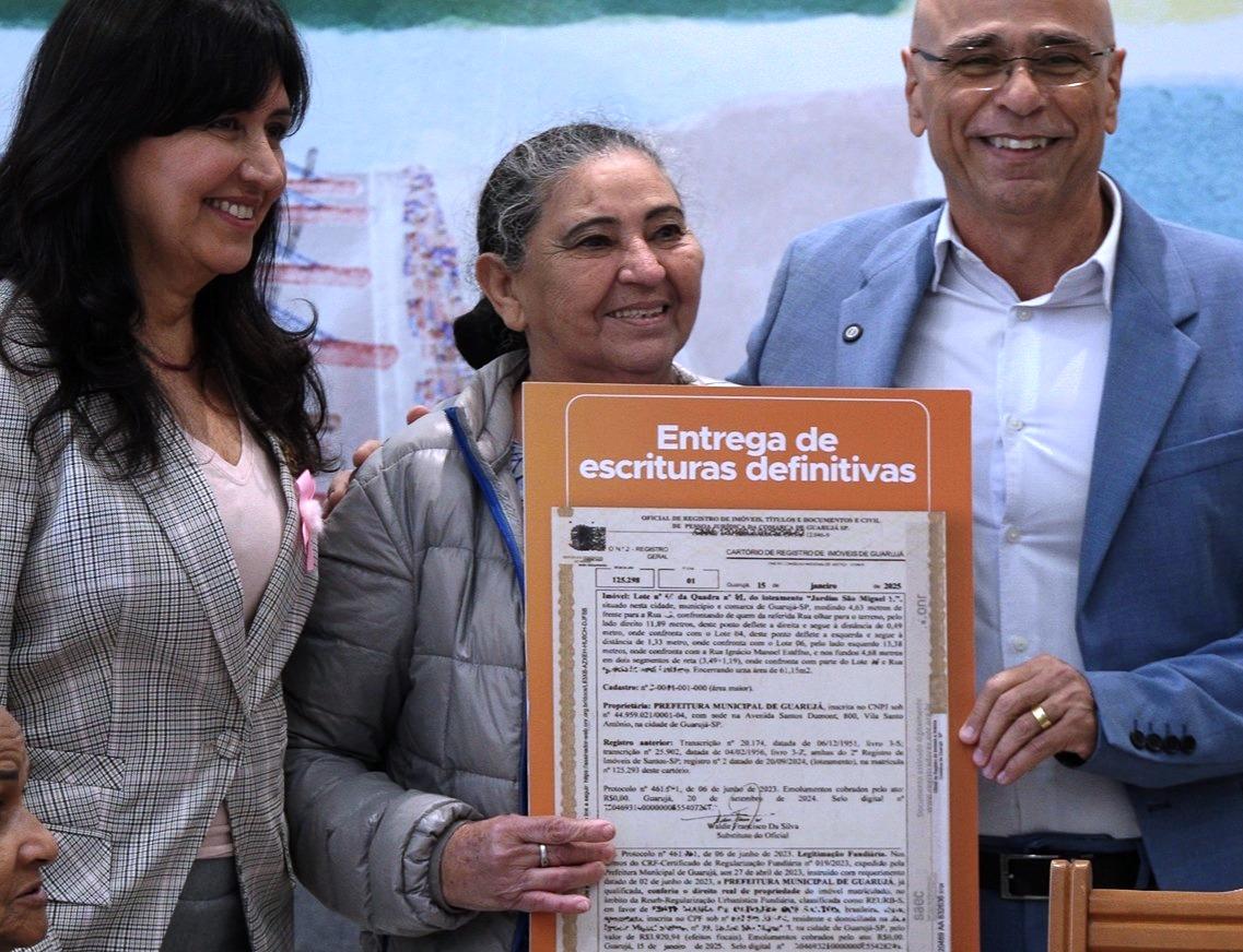 Prefeitura de Guarujá entrega mais 73 títulos de legitimação fundiária