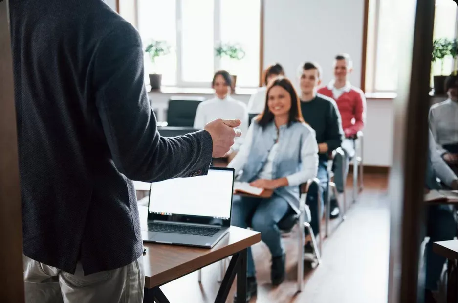 Professor ganha papel de tutor com chegada da inteligência artificial, analisa coordenador universitário