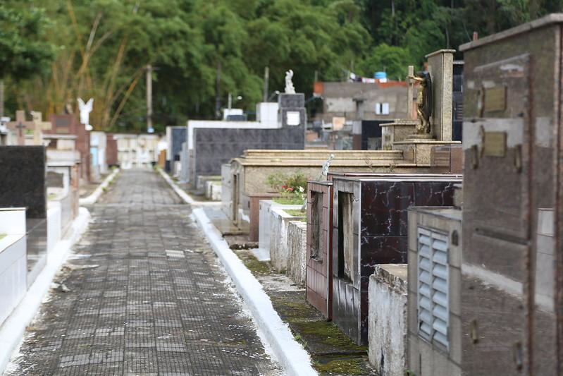 Zoonoses de Guarujá realiza ação de controle de pragas nos três cemitérios municipais