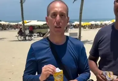 Afastado do cargo e alvo de investigação federal, “prefeito influencer” vende amendoim em Praia Grande; VÍDEO