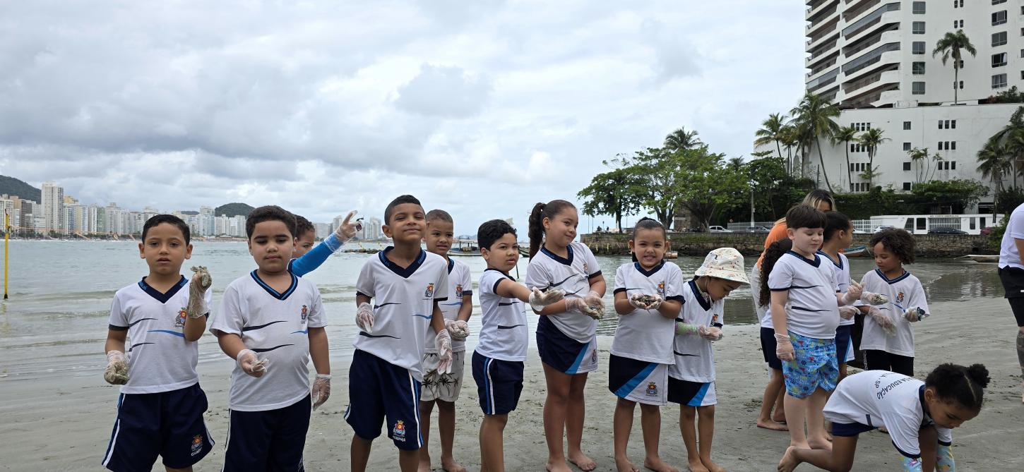 Alunos da Escola João de Oliveira, em Guarujá, participam de mutirão na Praia das Astúrias