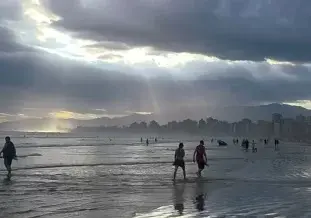 Após causar ventos de mais de 79 km/h, ciclone perde força ao se distanciar do litoral