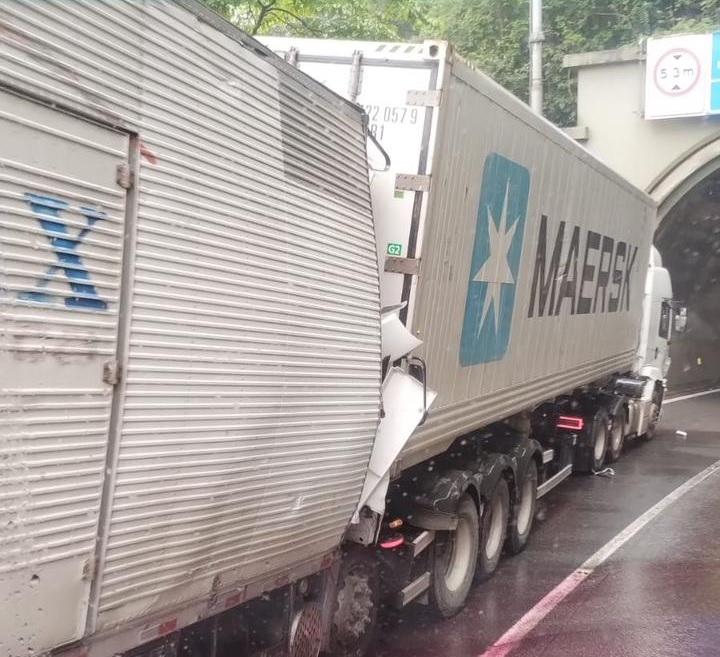 Caminhoneiro perde o freio e morre em engavetamento com três veículos na Anchieta