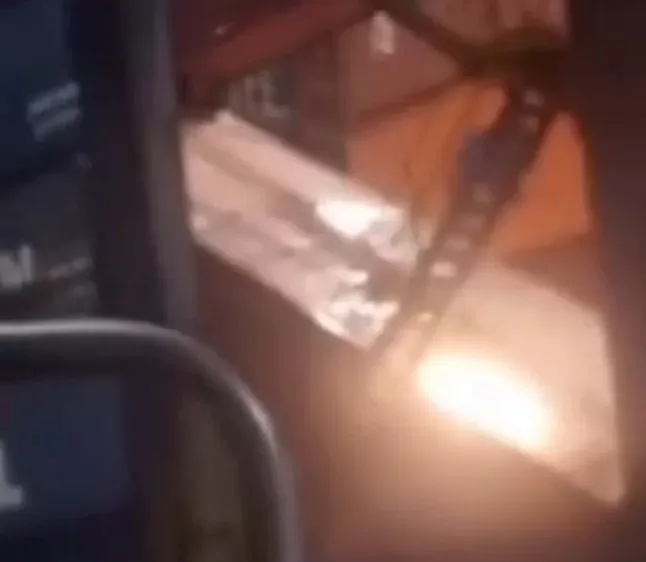 Contêiner suspenso sobre carreta assusta trabalhadores no Porto de Santos; VÍDEO