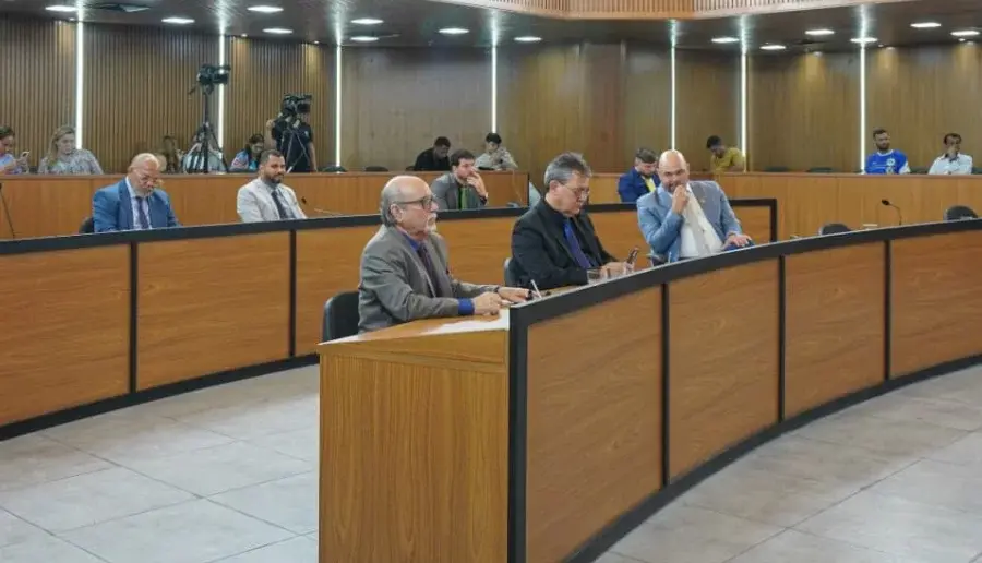 Cubatão aprova projeto que autoriza paradas de ônibus flexíveis a mulheres entre 18h e 5h