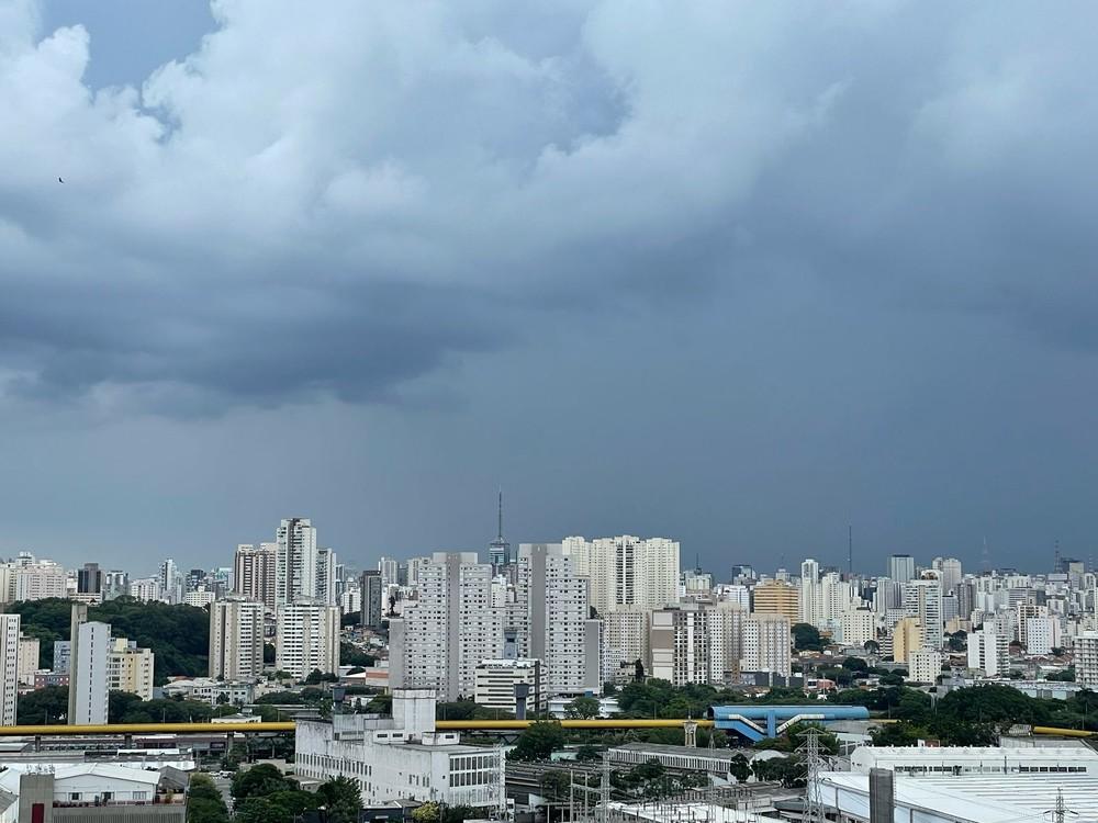 Defesa Civil emite alerta para chuvas fortes, raios e ventos de mais de 70 km/h a partir de domingo até terça-feira em SP