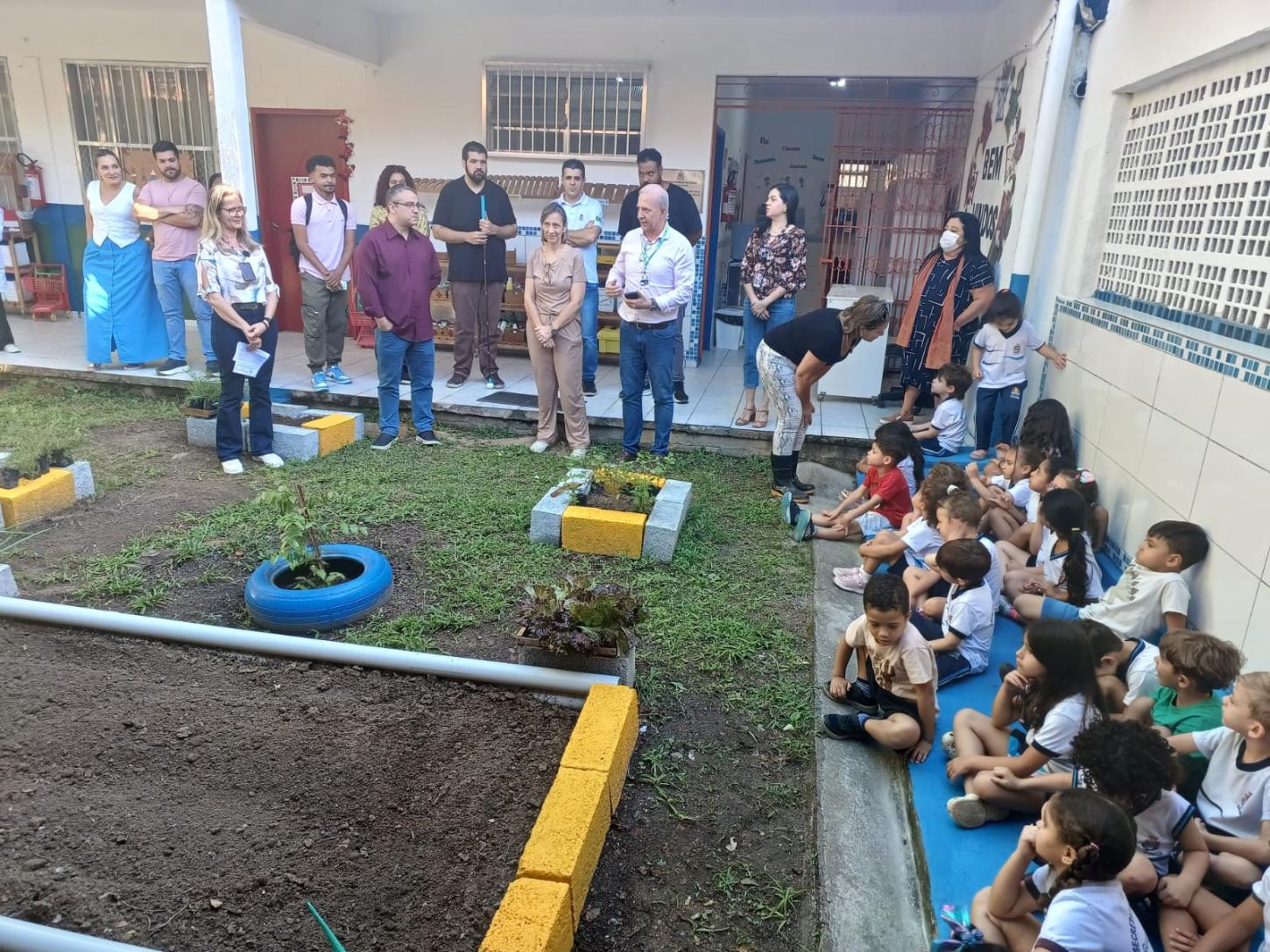 Guarujá realiza primeiro plantio do Programa Horta nas Escolas