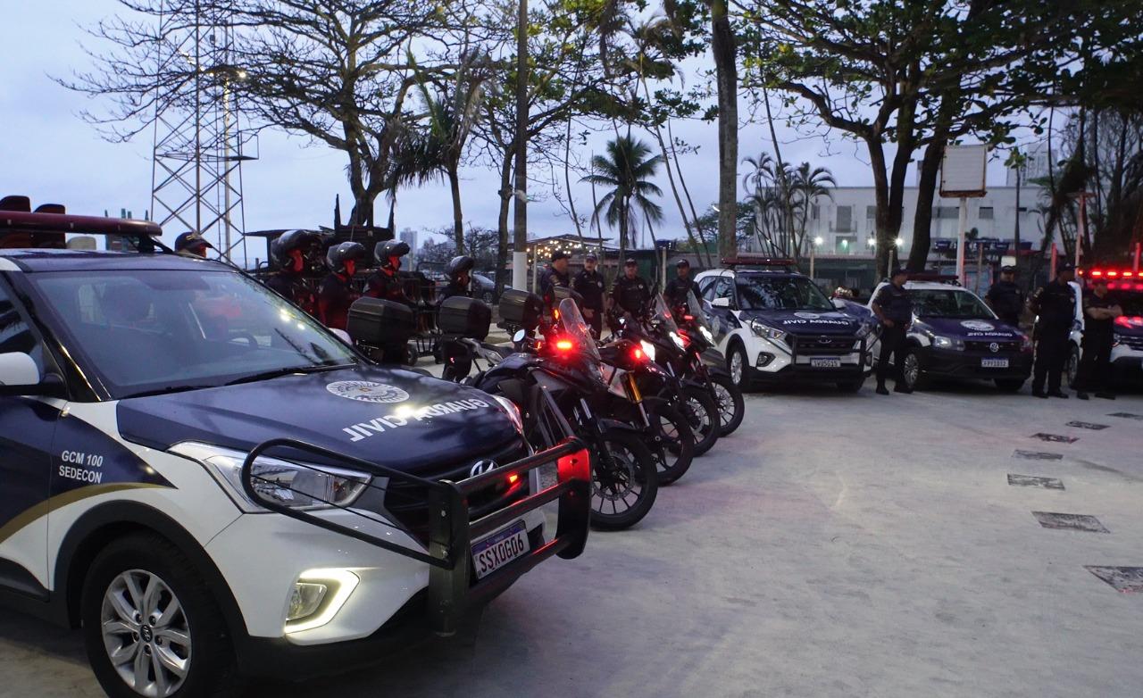 Operações garantem a segurança e o ordenamento durante o feriado em Guarujá